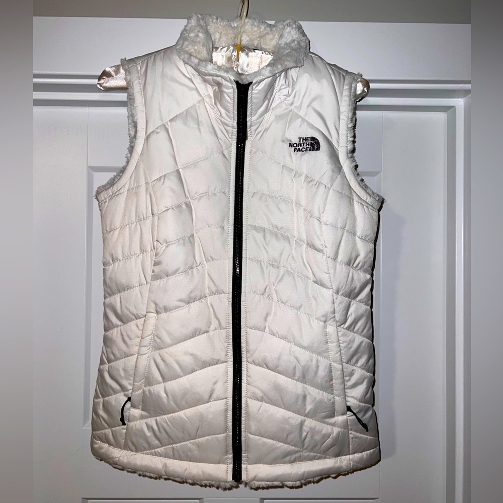 New without tags. The North Face puffer best with fur lining. White. Size XS